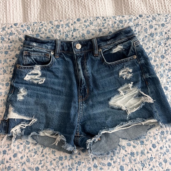 American Eagle Mom Jean Short Size 2. Perfect condition - worn 2-3 times - Picture 1 of 5